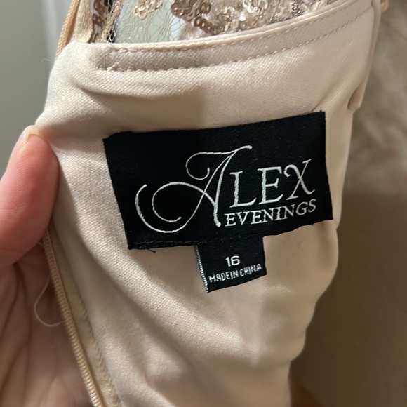 Alex evening gown sequence and lace - Picture 2 of 4